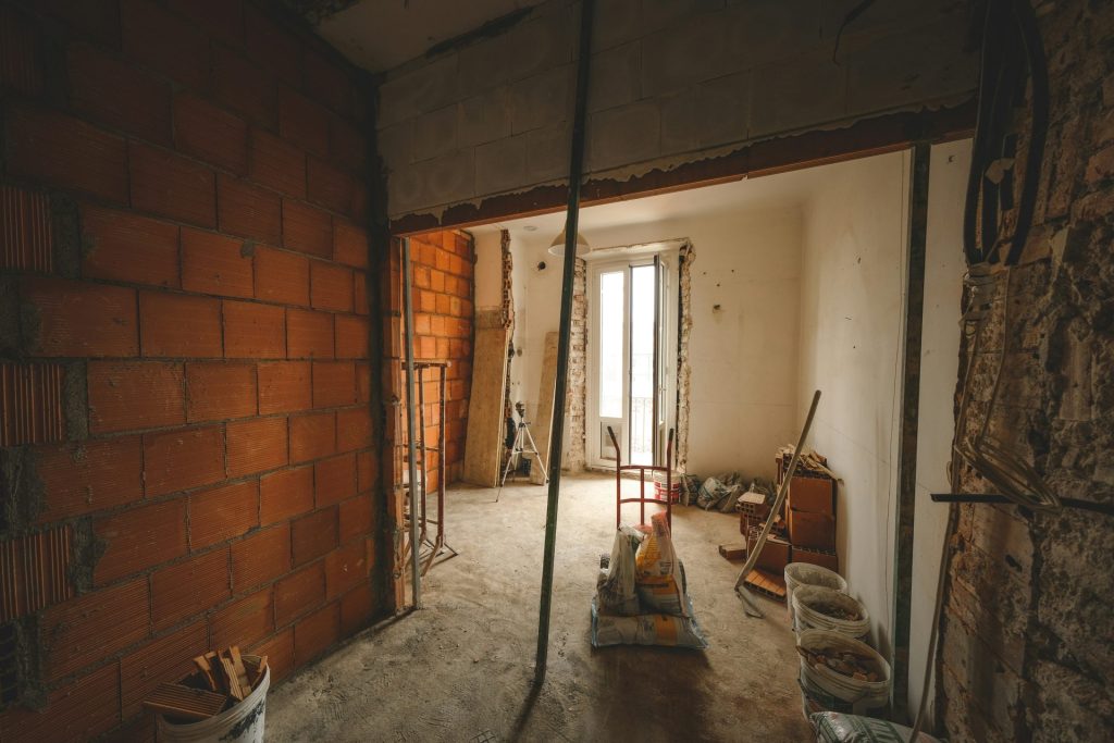 une pièce avec un mur de briques et une porte