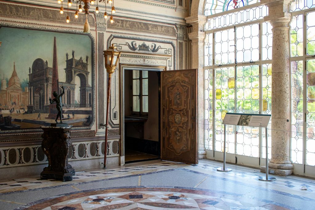 Une grande pièce avec un grand tableau accroché au mur