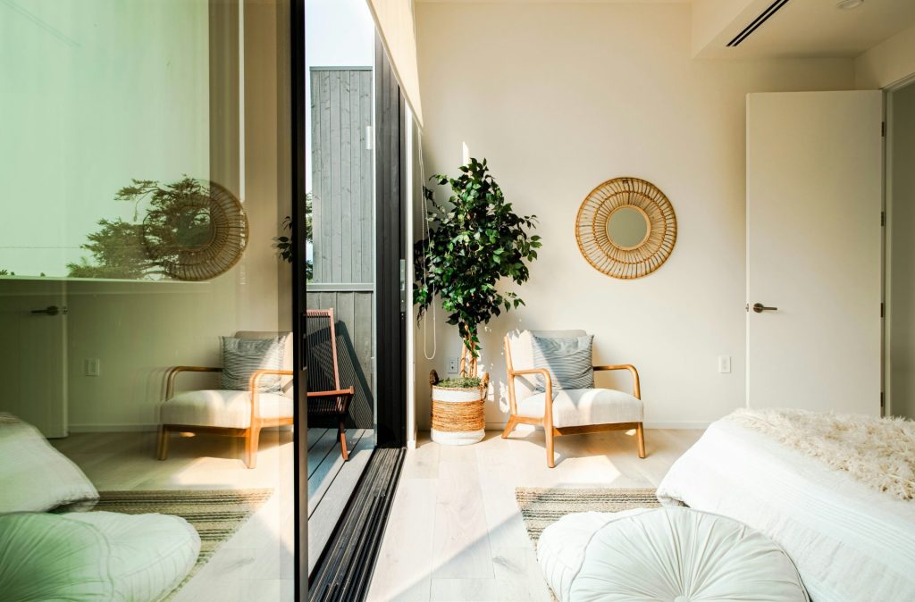 Fauteuil en bois blanc et marron à côté d'un miroir mural rond blanc et marron
