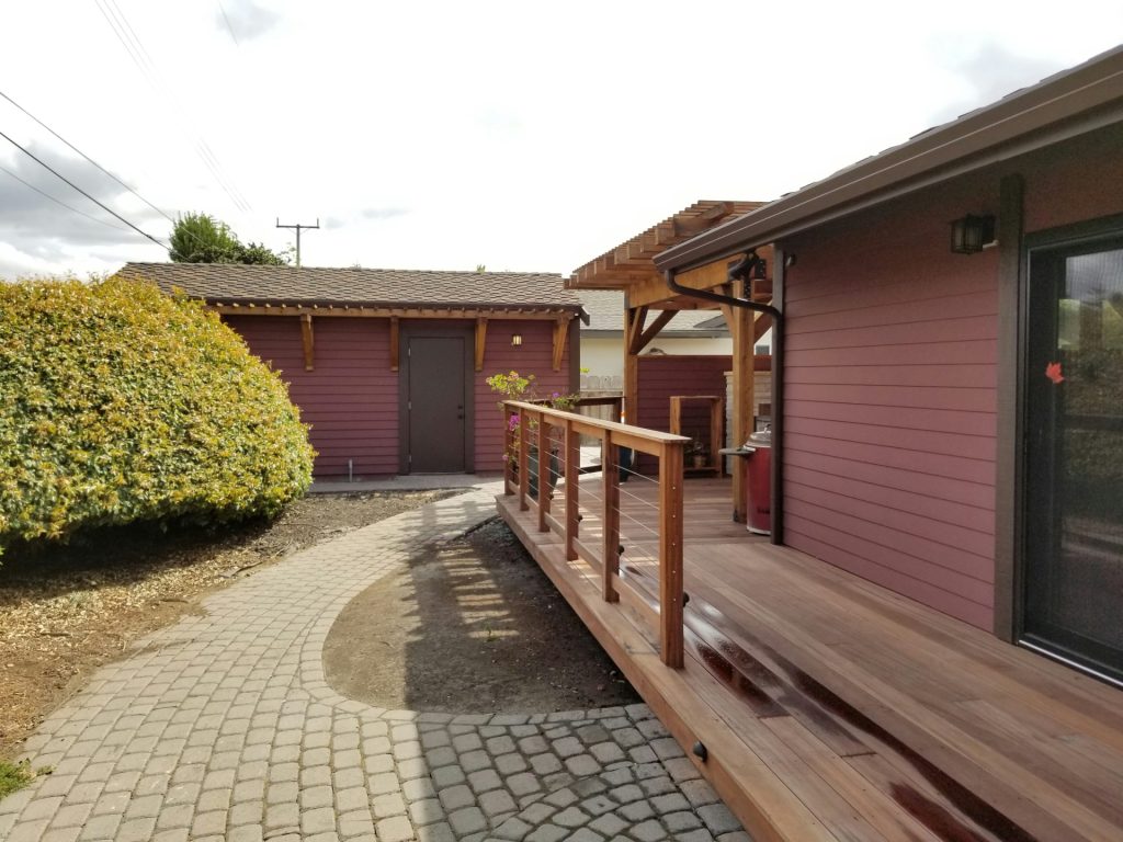 maison en bois brun près d'arbres verts pendant la journée