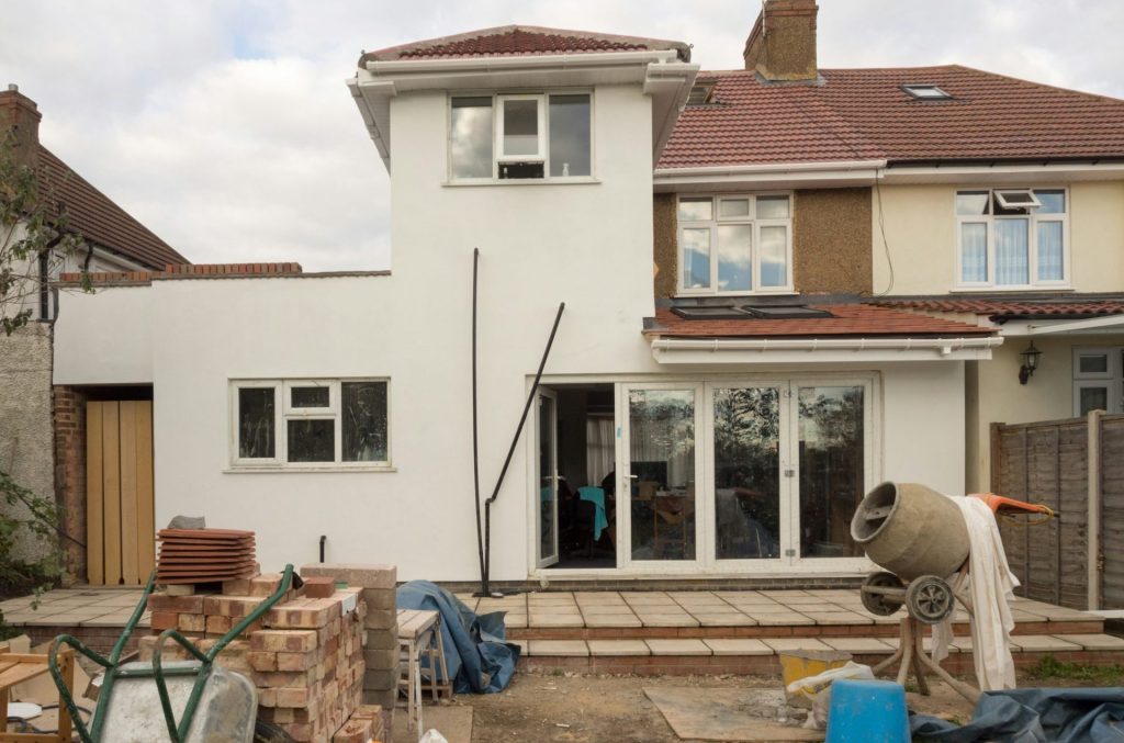 On voit une maison en construction.