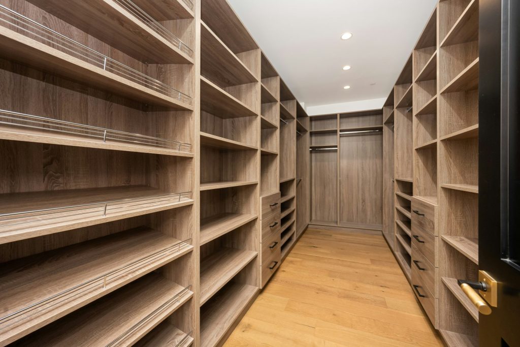Une pièce remplie de nombreuses étagères en bois