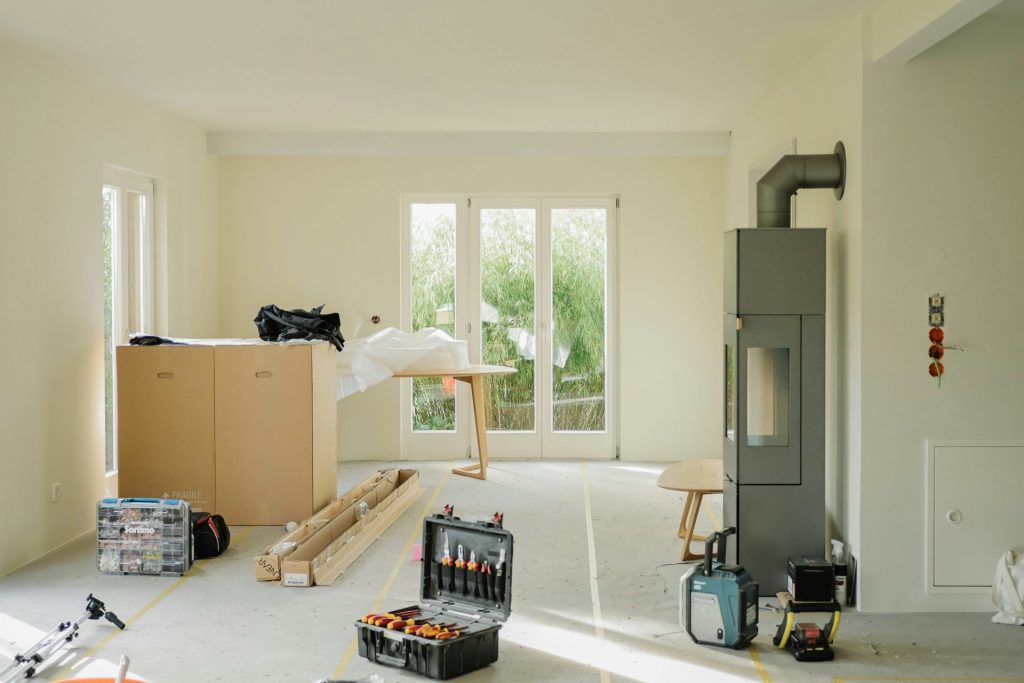 Pièce en cours de rénovation avec outils et meubles.