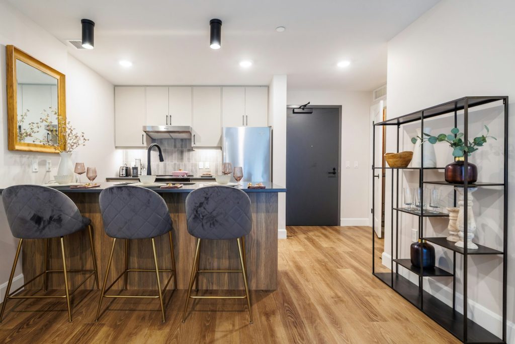 Cuisine moderne avec îlot et tabourets de bar